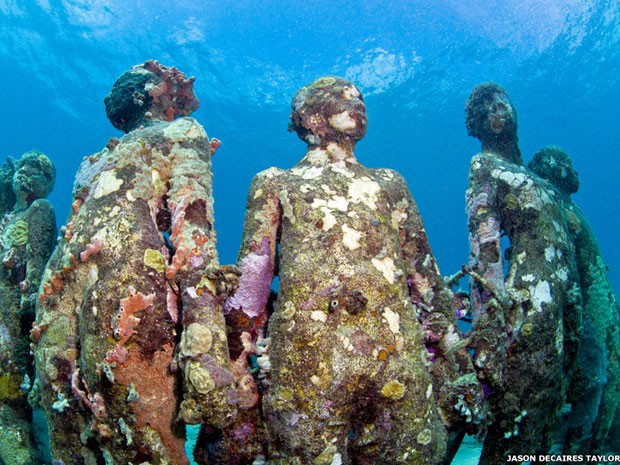 As esculturas foram feitas com um cimento especial que permite o crescimento de recifes de corais ao seu redor. Ao longo do tempo, as obras de arte atraíram corais, algas e peixes, evoluindo para virar um recife vivo.  (Foto: BBC)