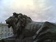 Estátua de um leão em frente ao Palácio Real de Madrid